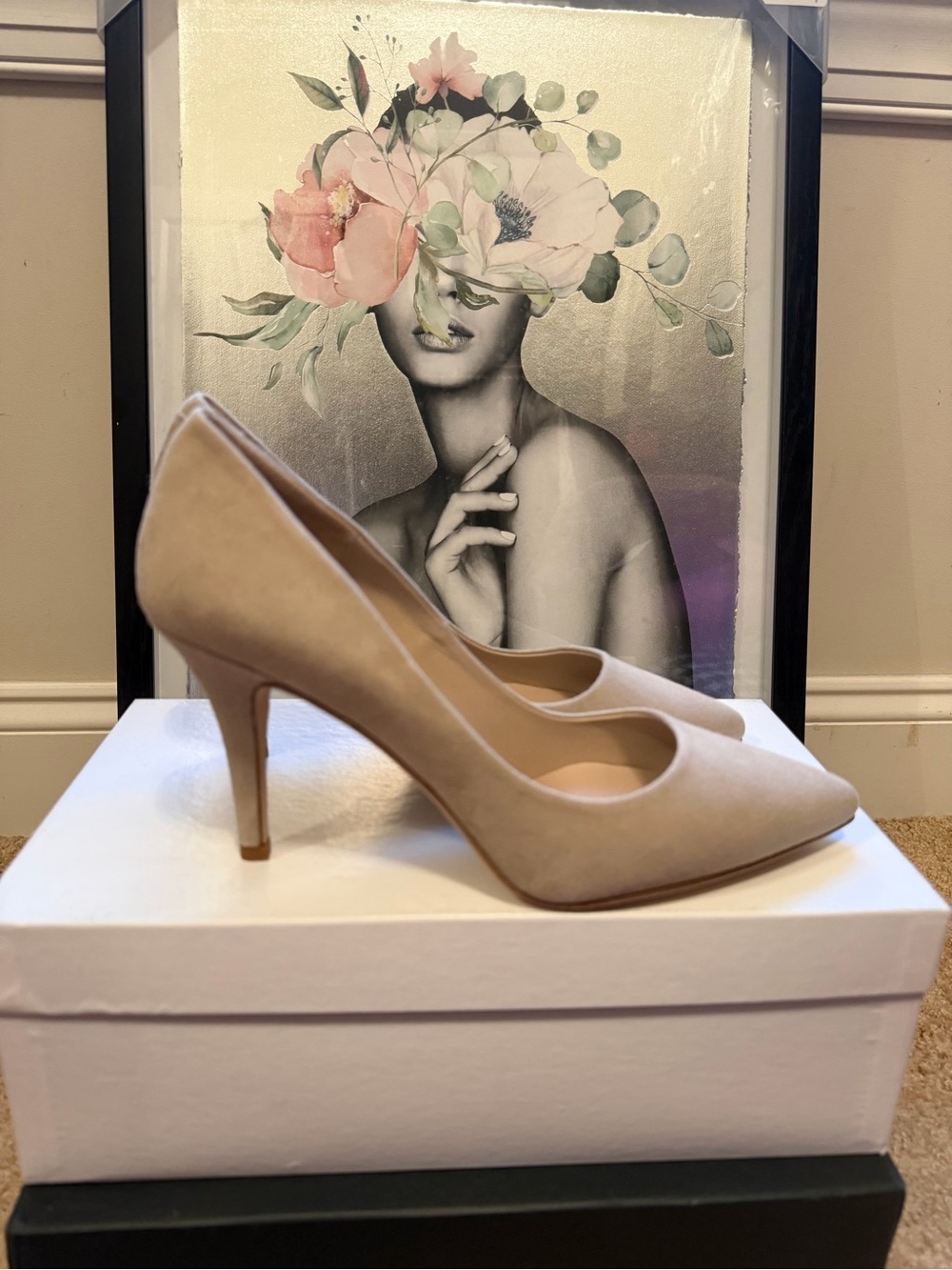 New NWT NAK Made in Italy nude suede pointy pump size 37 or 7